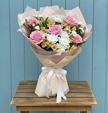 Букет цветов из:  Гвоздики, Орхидеи и Розы в Кировский Приморского края