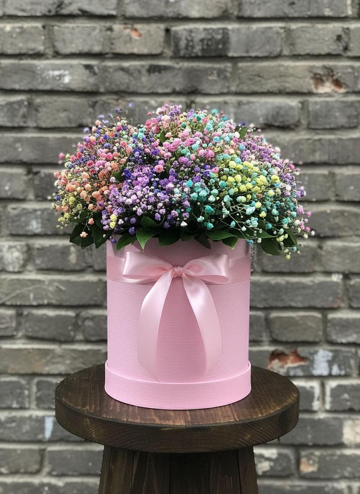 Цветочная композиция из Гипсофила и Розы в шляпной коробке в Кировский Приморского края