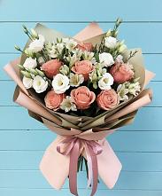 Букет цветов из:  Розы, Альстромерии и Лизиантусы в Кировский Приморского края
