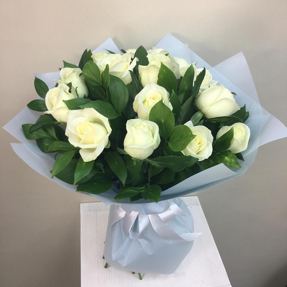 Букет 15 Белых роз Проуд в Кировский Приморского края