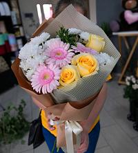 Букет цветов из:  Герберы, Розы и Хризантемы в Кировский Приморского края