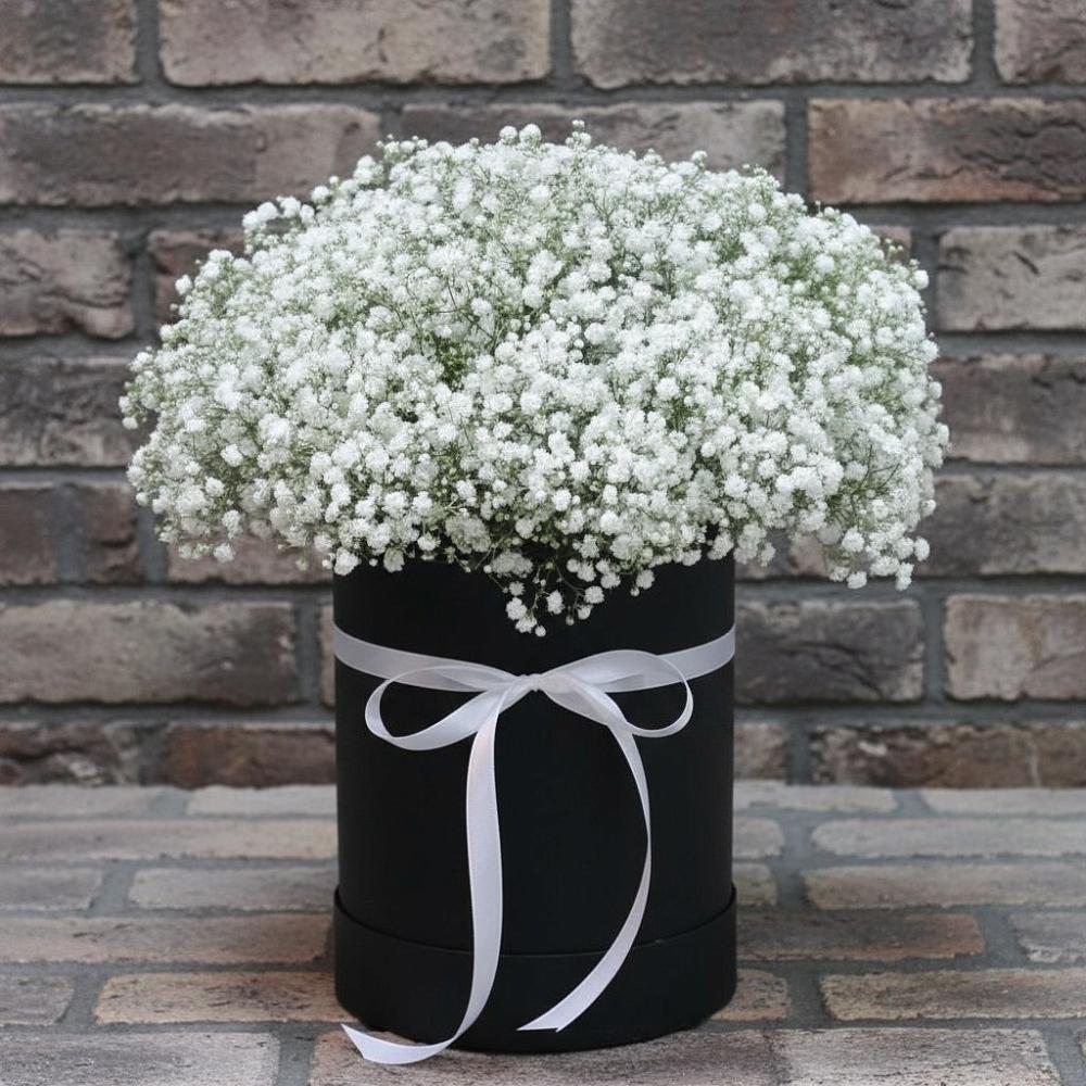 Цветочная композиция из Гипсофила в шляпной коробке в Кировский Приморского края