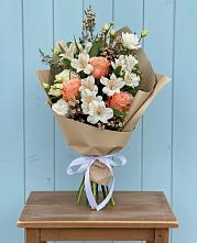 Букет цветов из:  Альстромерии, Лизиантусы, Розы и Хризантемы в Кировский Приморского края