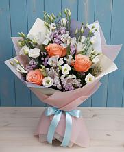 Букет цветов из:  Лизиантусы, Розы, Альстромерии и Гипсофила в Кировский Приморского края