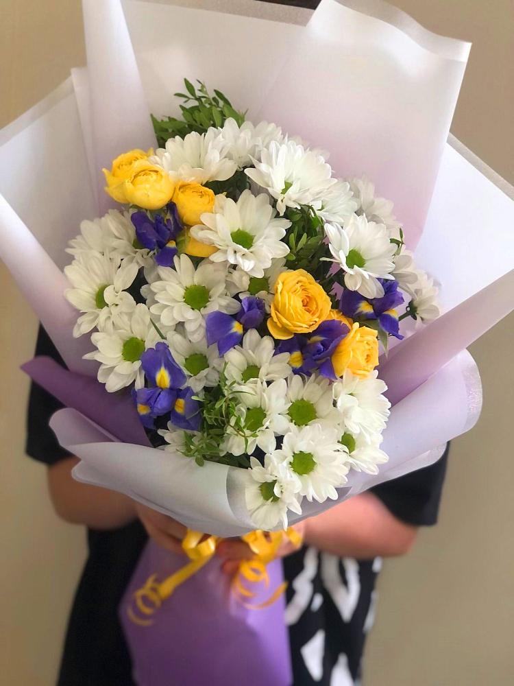 Букет цветов из: Ирисы, Хризантемы и Розы в Кировский Приморского края
