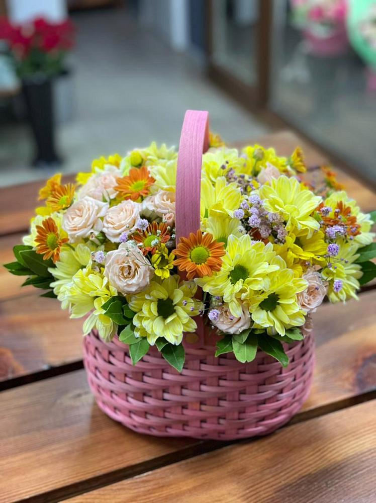 Цветочная композиция из Хризантемы и Розы в корзине в Кировский Приморского края