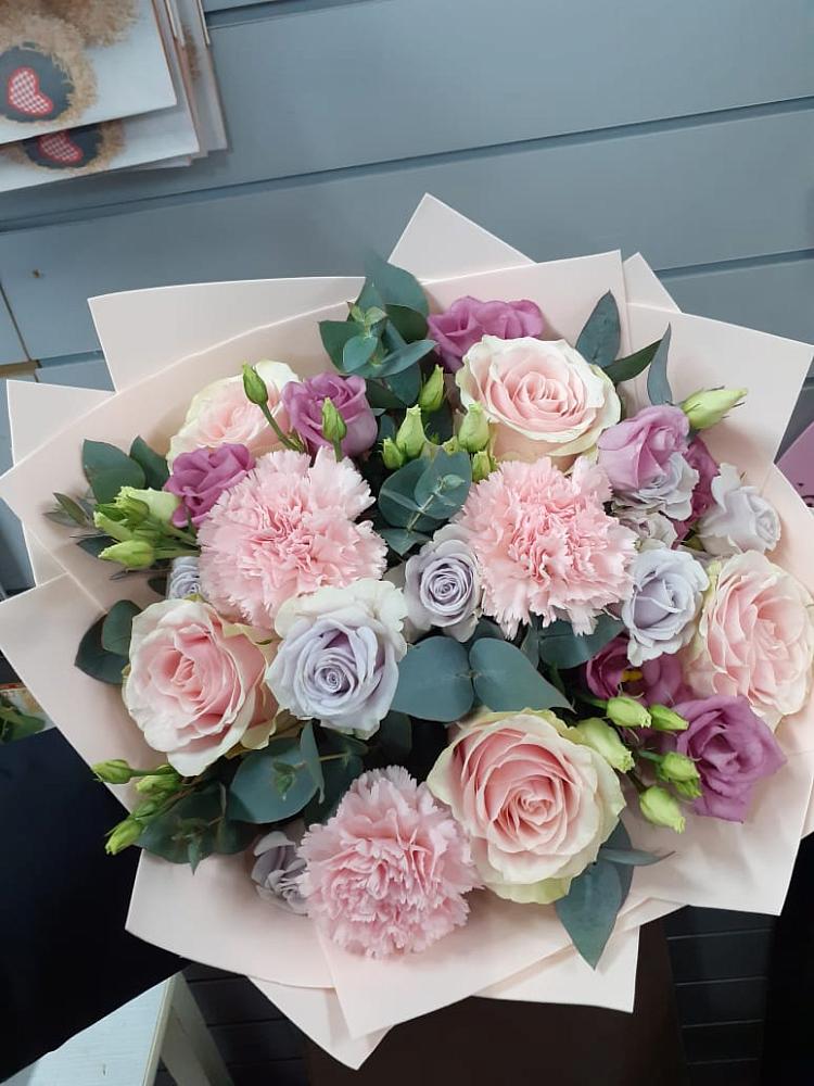 Букет цветов из: Розы, Гвоздики и Лизиантусы в Кировский Приморского края