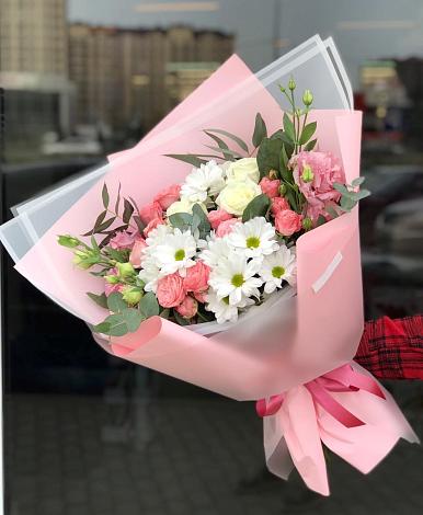 Букет цветов из: Розы, Лизиантусы и Хризантемы в Кировский Приморского края