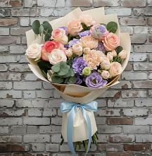 Букет цветов из:  Розы, Лизиантусы и Гвоздики в Кировский Приморского края