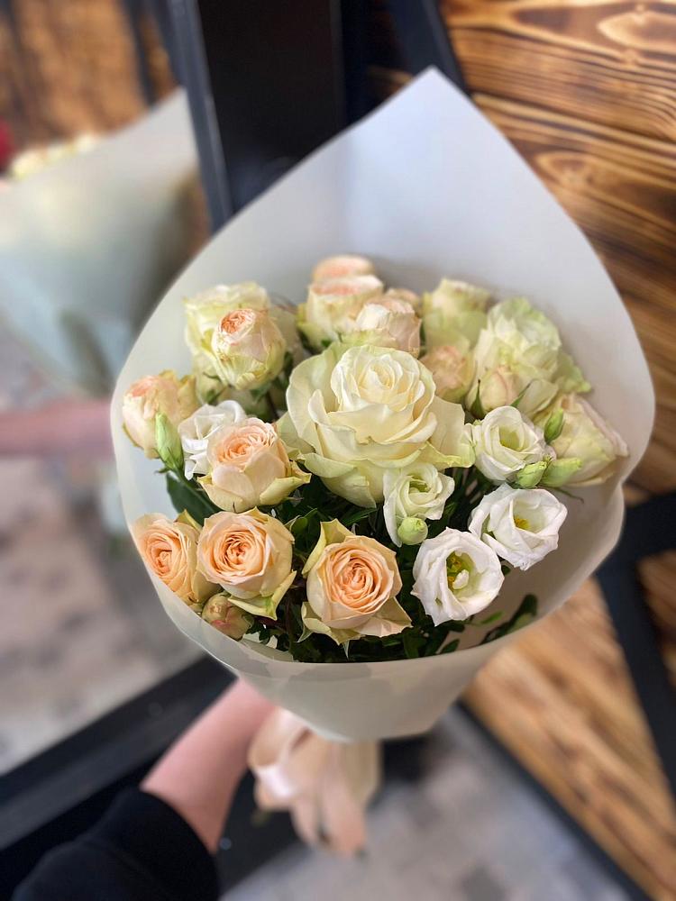 Букет цветов из: Розы и Лизиантусы в Кировский Приморского края